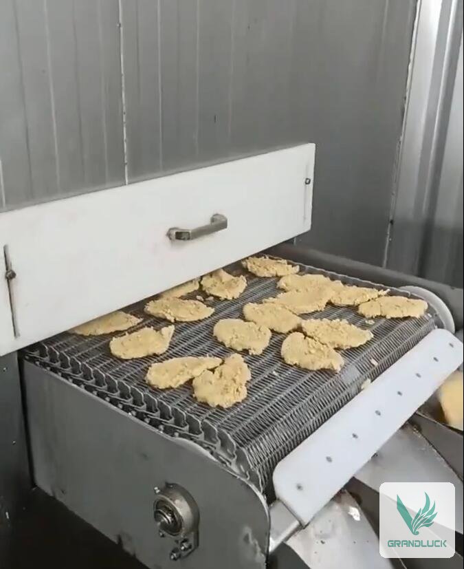 Nuggets de pollo saliendo de un túnel de congelación Grandluck