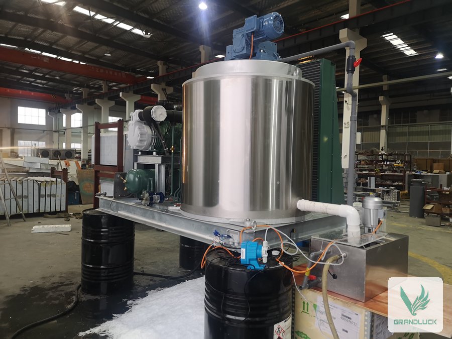 Fábrica Grandluck armando una máquina de hielo en escamas