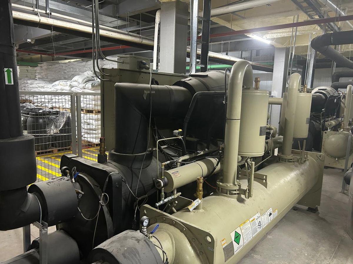 Sala de máquinas con compresor industrial de refrigeración