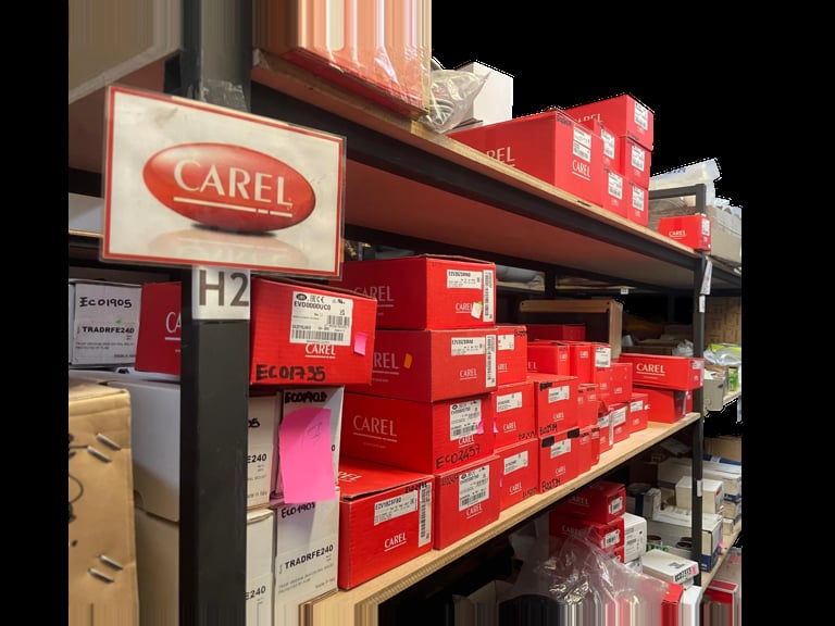 Controladores y válvulas Carel en stock en la bodega de Ecuclima