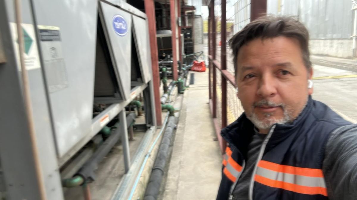 Técnico de Ecuclima junto a chiller Climaveneta en mantenimiento