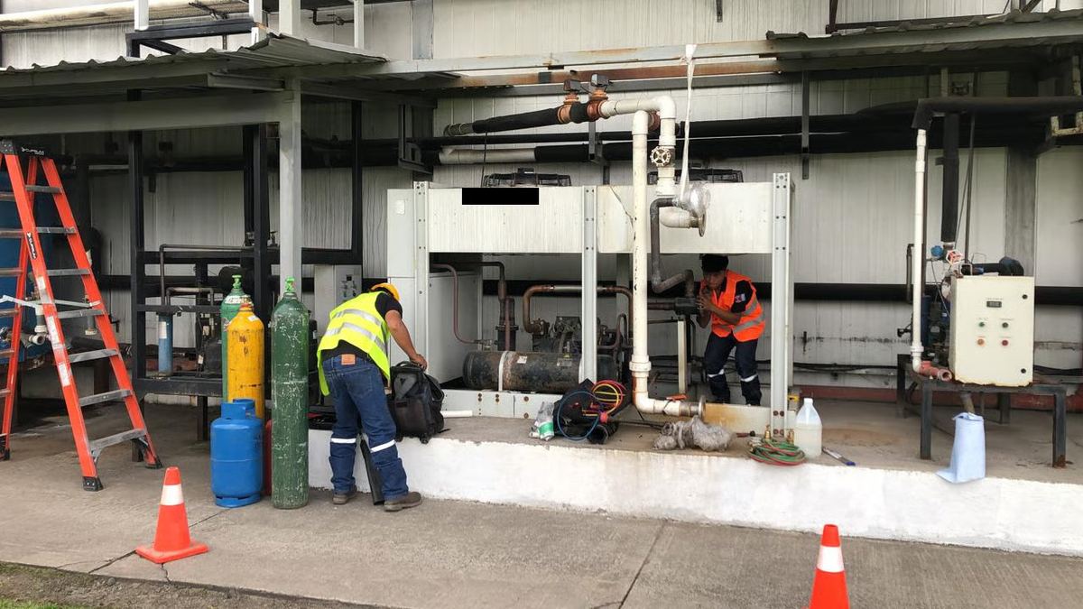 Técnicos de Ecuclima realizando mantenimiento a un chiller industrial en Quito