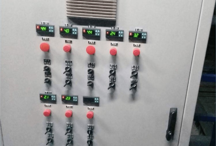 Tablero de control eléctrico para cámaras de media temperatura